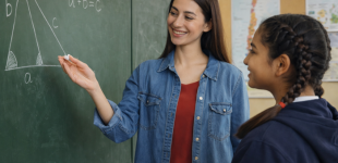 Niña aprendiendo matemática junto a su profesora