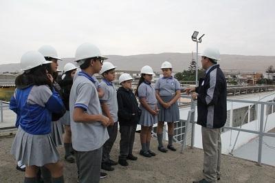 Profesor enseñando a sus alumnos sobre los paneles solares