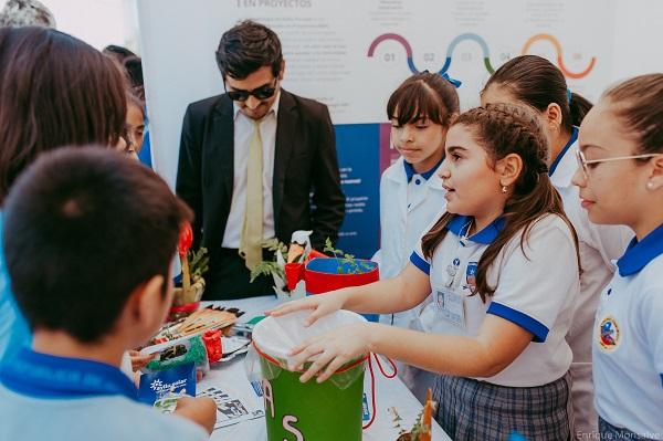 Los mismos niños explicaban su proyecto a estudiantes de otras escuelas. 