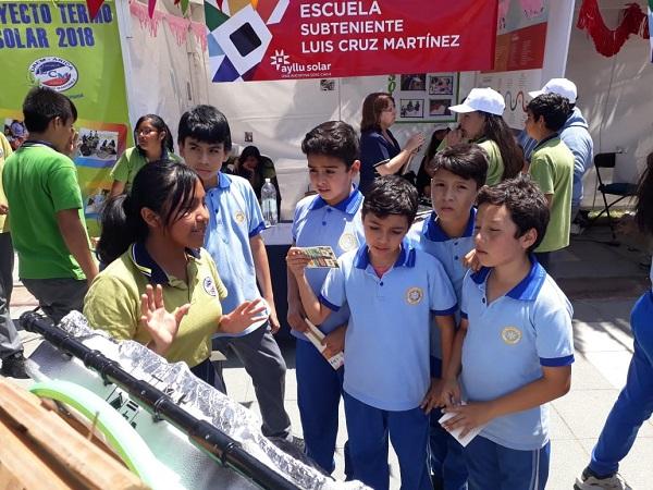 Al explicar sus proyectos, los niños y niñas ponen en práctica habilidades de lenguaje.