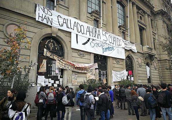 Fotografía de toma feminista en Universidad Católica.