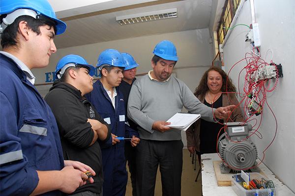 Estudiantes de Educación Media Técnico Profesional aprendiendo un proceso.
