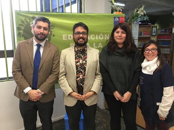 Al centro, Pablo Cornejo, docente del Taller de Biología, junto a sus colegas.