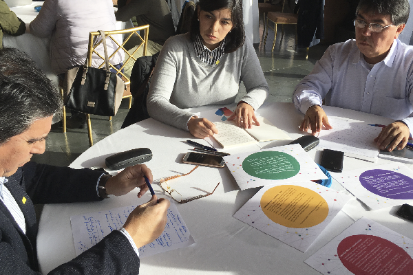 Profesores y directivosplanificando en una mesa redonda