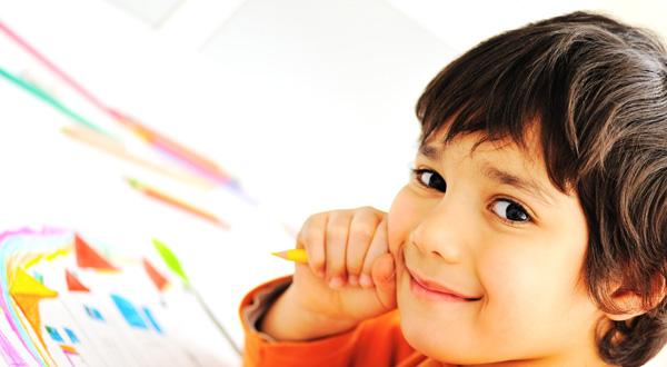 Niño de 1° básico aprendiendo en el hogar