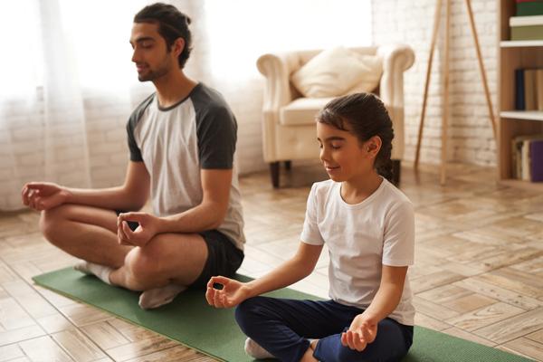 Padre e hija practicado yoga.