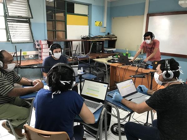 Profesores del Liceo Pablo Neruda grabando programa radial