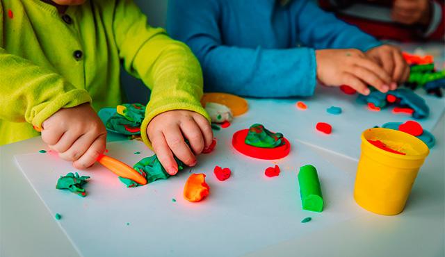 Niños trabajando con plasticina