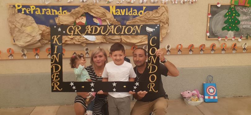 Apoderada del Colegio Puente Maipo junto a su hijo que asiste a primero básico, junto al profesor Cristian Rivas