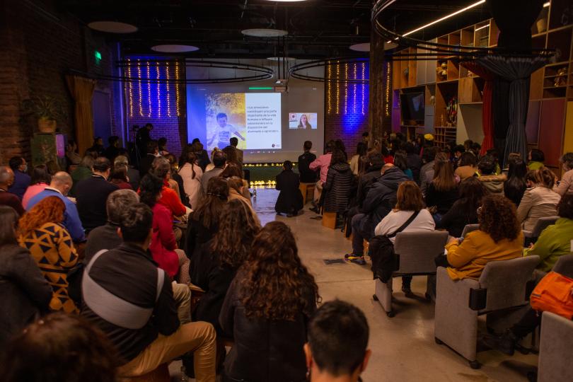 Lorea Martínez: “Pedagogía con corazón: niñas y niños que aprenden a ser ellas/ellos mismos”