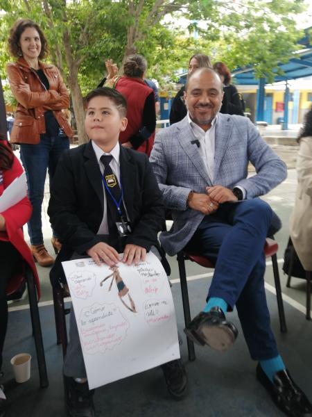 Marco Antonio Ávila, Ministro de Educación, junto a estudiante de la Escuela Bélgica