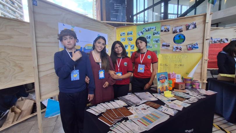 Sofía, Graciela y Simón, junto a su profesora Solana Morales