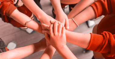 Manos de niños trabajando en equipo,