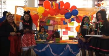 Estudiantes participando en la feria de los valores