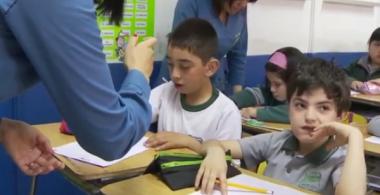 Profesora enseñando a niño con necesidades educativas especiales