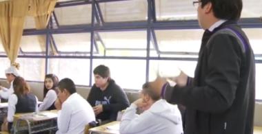 Profesor realizando una clase a sus estudiantes