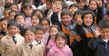 Estudiantes formados en el patio de una escuela.