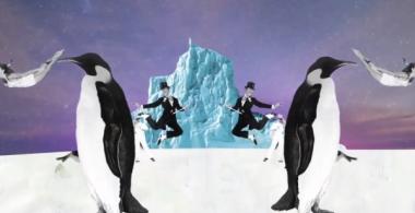 Imagen que muestra a dos pingüinos apuntando a lados opuestos, un iceberg y a dos humanos saltando