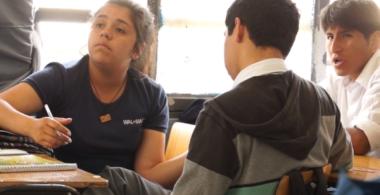 la imagen muestra a 3 alumnos en clases de religión