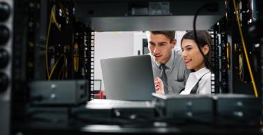 Imagen que muestra a dos jóvenes (hombre y mujer) en una data center