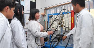 Estudiantes de Educación Media Técnico Profesional realizando su práctica.