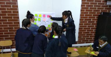 estudiantes trabajando colaborativamente