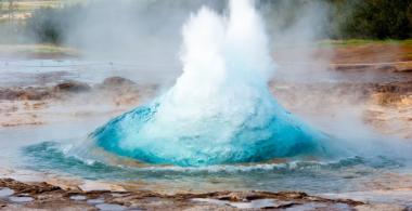 vapor que sale de un agujero natural en la tierra