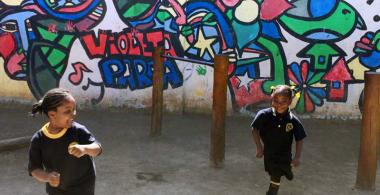 Estudiantes haitianas jugando en el patio de una escuela.