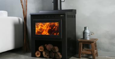 salamandra encendida y leña, sillón y banquillo decorativo