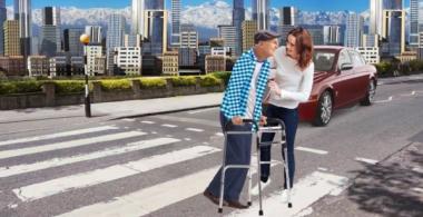Imagen que muestra a una mujer ayudando a un hombre de tercera edad a cruzar un paso peatonal.