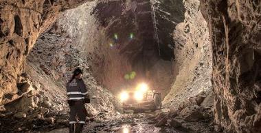persona y tractor dentro de una cueva minera