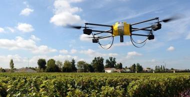 dron sobrevolando un campo