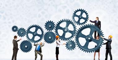 hombres y mujeres mueven engranajes trabajando en equipo