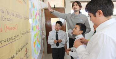 Profesor con alumnos en la pizarra