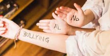 Manos y brazo escrito con "no más bullying