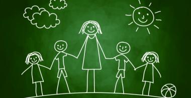 Familia tomada de las manos