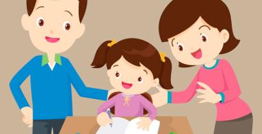 Padres ayudando a niña a hacer las tareas