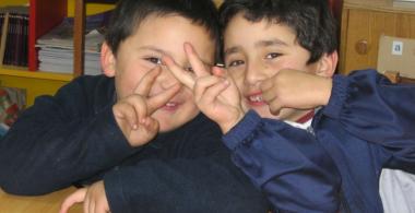 Niños saludando