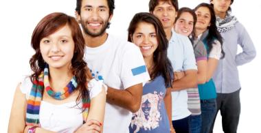 Jóvenes de pie