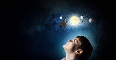 niño mirando al cielo