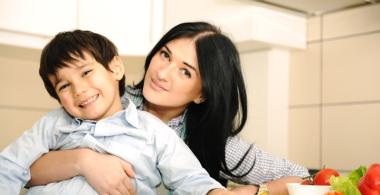 Madre con hijo en brazos