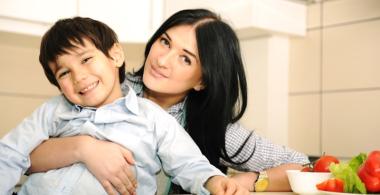 Mama con hijo en brazos