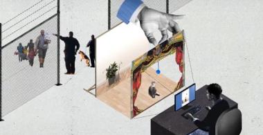Hombre joven sentado frente a un computador viendo diversas pantallas