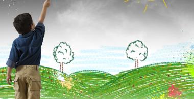 La imagen muestra a un niño dibujando un paisaje