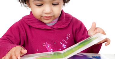 La imagen muestra una niña interactuando con un libro de cuentos
