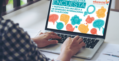 Profesora observando el portal educarchile en su computador