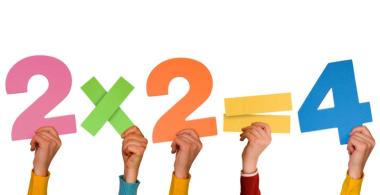 números de papel levantado por manos formando una multiplicación