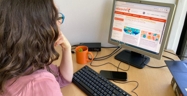 Docente observando la sección Desarrollo Profesional de educarchile