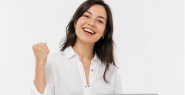 Profesora celebrando que inició la segunda temporada de cursos Educarchile